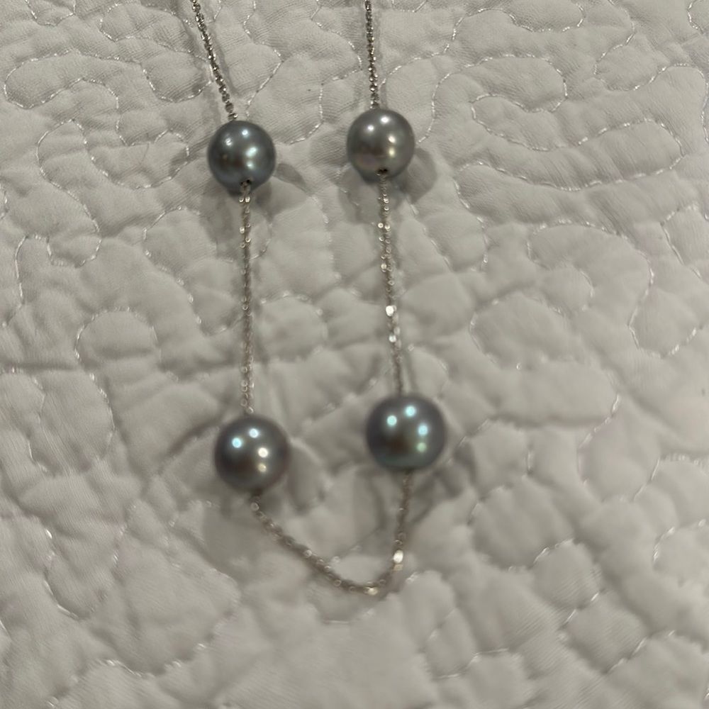 Grey pearl necklace